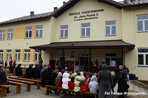 Jan Paweł II patronem szkoły w Łazach Dębowieckich