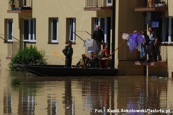 Jasło po powodzi. Przekopywanie wału i otwieranie śluzy
