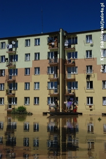 Jasło po powodzi. Przekopywanie wału i otwieranie śluzy