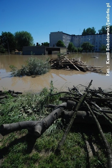 Jasło po powodzi. Przekopywanie wału i otwieranie śluzy