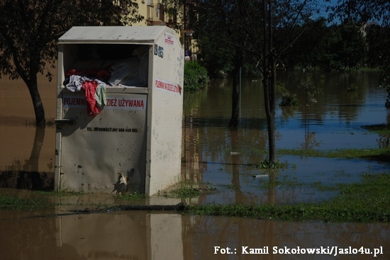 Jasło po powodzi. Przekopywanie wału i otwieranie śluzy