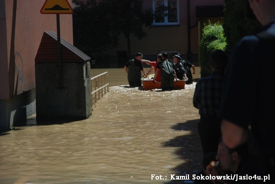 Jasło po powodzi. Przekopywanie wału i otwieranie śluzy