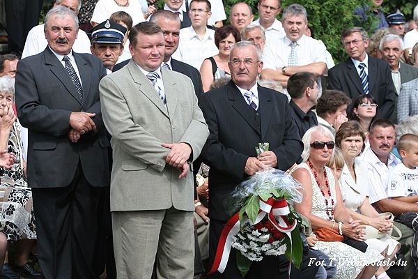 Odsłonięcie pomnika - Dębowiec 30.08.2009