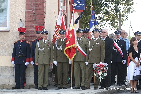 Odsłonięcie pomnika - Dębowiec 30.08.2009