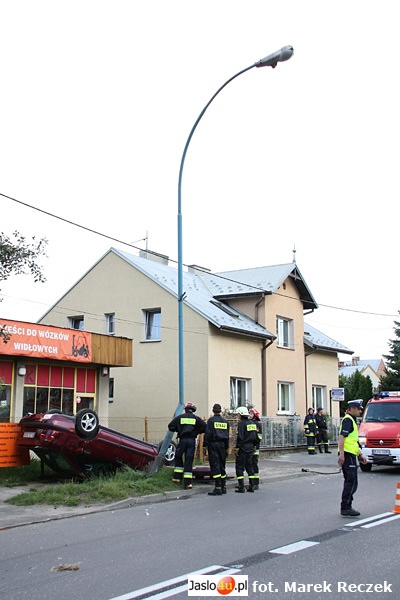 Ściął latarnię i dachował - 13.07.2009