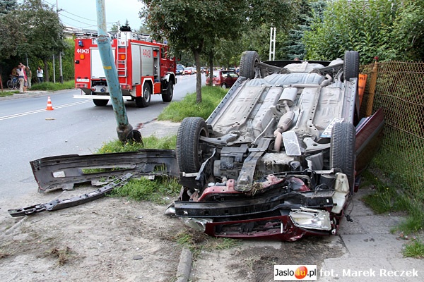 Ściął latarnię i dachował - 13.07.2009