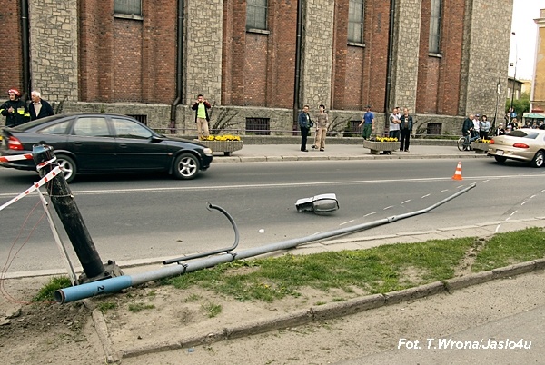 Ściął latarnię i potrącił kobietę