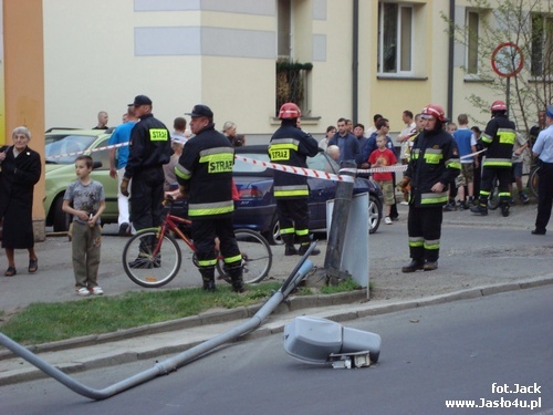 Ściął latarnię i potrącił kobietę