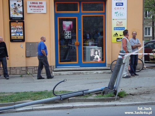 Ściął latarnię i potrącił kobietę