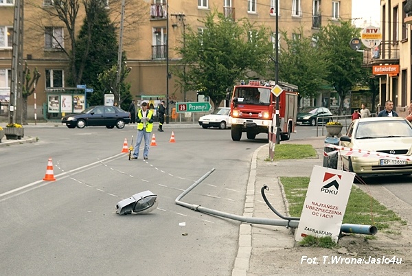Ściął latarnię i potrącił kobietę