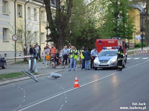 Ściął latarnię i potrącił kobietę
