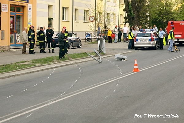 Ściął latarnię i potrącił kobietę