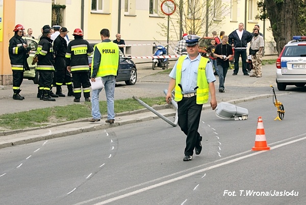 Ściął latarnię i potrącił kobietę