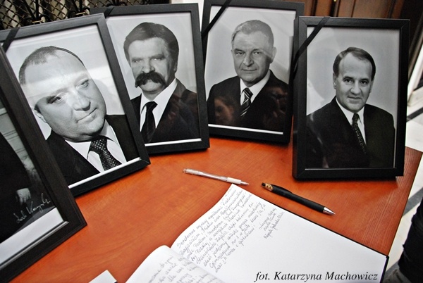 Sejm i Senat RP, cmentarz na Powązkach w Warszawie - 23.04.10