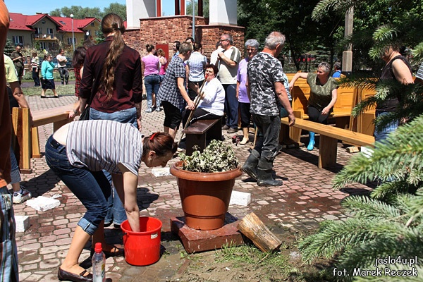 Sprzątanie kościoła MB Częstochowskiej