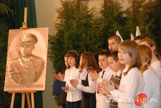 Uroczystość Zasadzenia Dębu Pamięci przy Szkole Podstawowej nr 4 w Jaśle