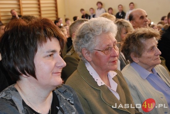 Uroczystość Zasadzenia Dębu Pamięci przy Szkole Podstawowej nr 4 w Jaśle