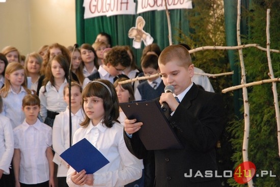 Uroczystość Zasadzenia Dębu Pamięci przy Szkole Podstawowej nr 4 w Jaśle