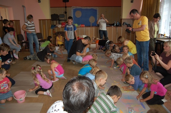 Wakacje z JDK - czwartki artystyczne osiedle Bryły
