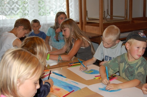 Wakacje z JDK - czwartki artystyczne osiedle Bryły