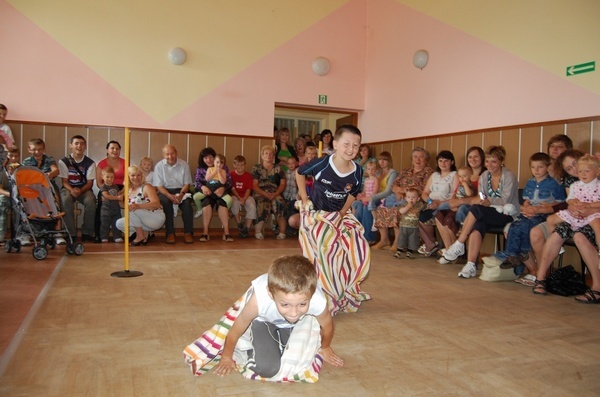 Wakacje z JDK - czwartki artystyczne osiedle Bryły