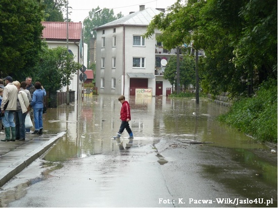 Woda powoli opada