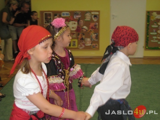 Wojewoda w przedszkolach z okazji Dnia Dziecka