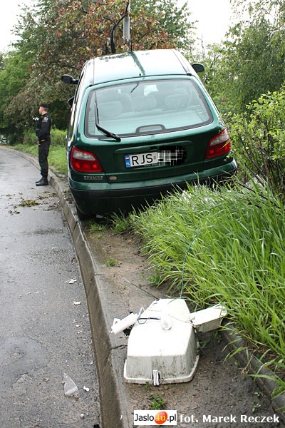 Zaparkował na latarni "na podwójnym gazie"