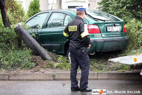 Zaparkował na latarni "na podwójnym gazie"
