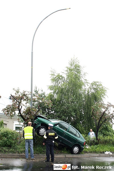 Zaparkował na latarni "na podwójnym gazie"