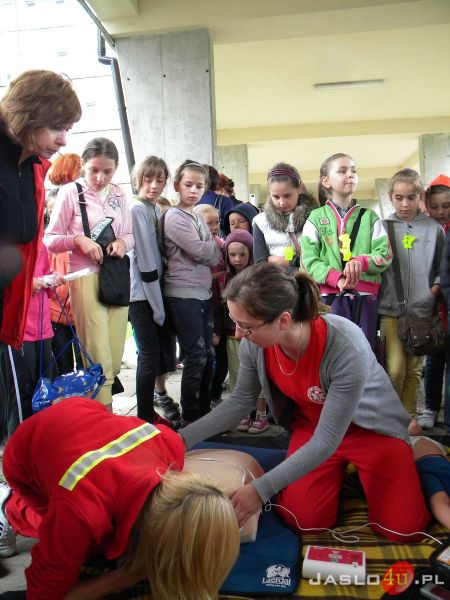 Inauguracja programu "Bezpieczne wakacje" w Zespole Szkół w Trzcinicy