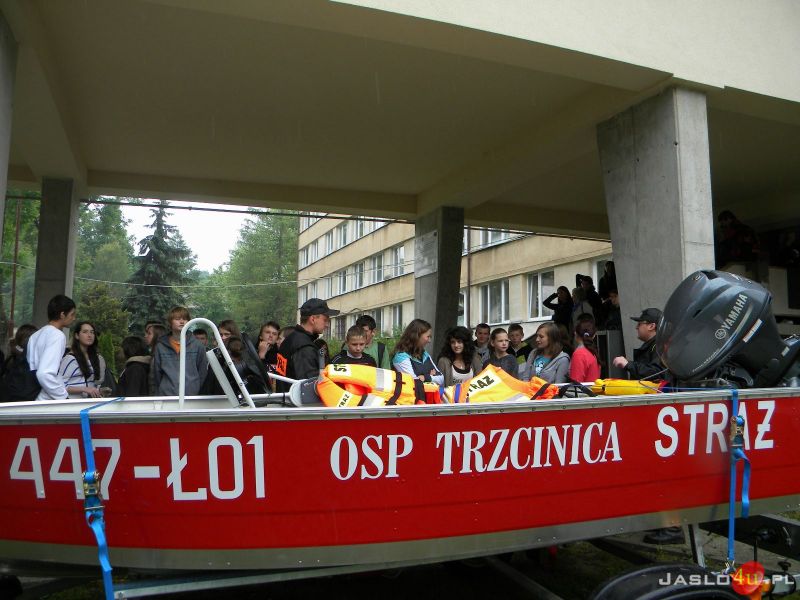 Inauguracja programu "Bezpieczne wakacje" w Zespole Szkół w Trzcinicy