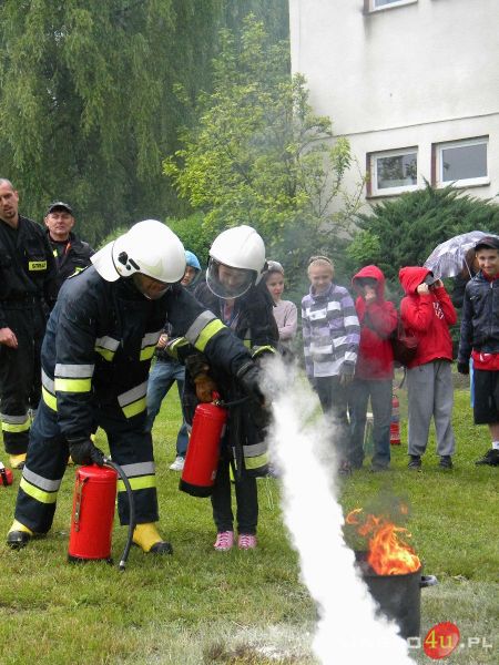 Inauguracja programu "Bezpieczne wakacje" w Zespole Szkół w Trzcinicy