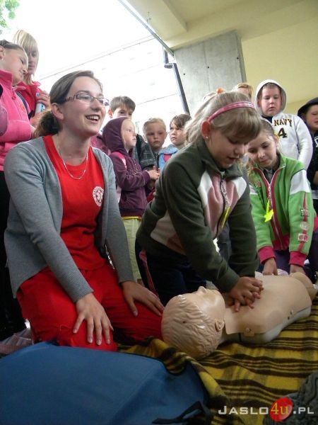 Inauguracja programu "Bezpieczne wakacje" w Zespole Szkół w Trzcinicy