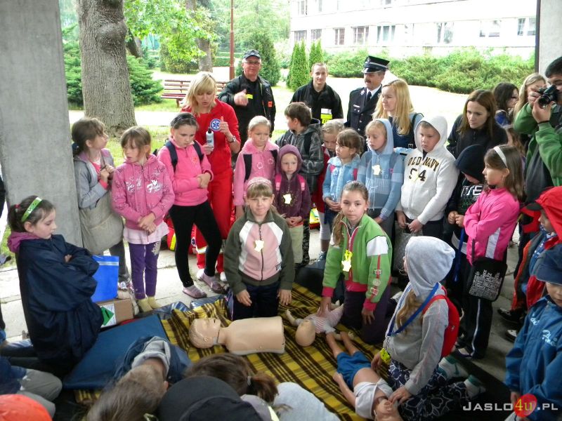 Inauguracja programu "Bezpieczne wakacje" w Zespole Szkół w Trzcinicy