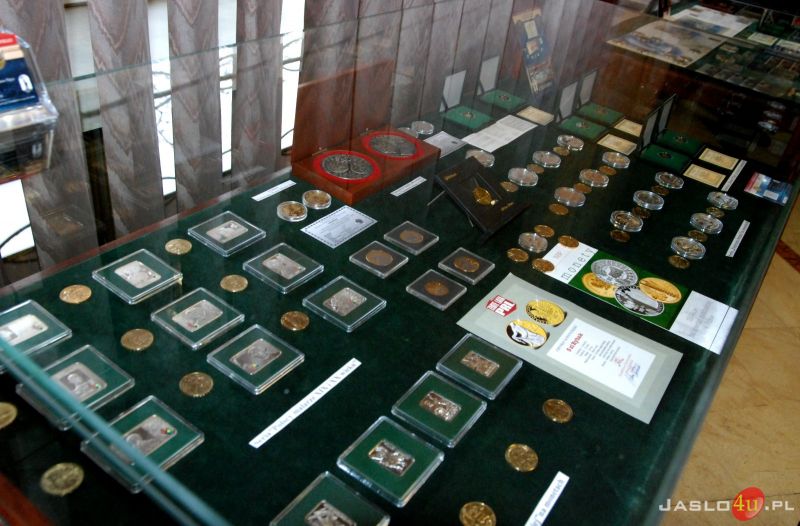 Monety, banknoty i medale - dzieła sztuki w  Banku Spółdzielczym oddział w Jaśle