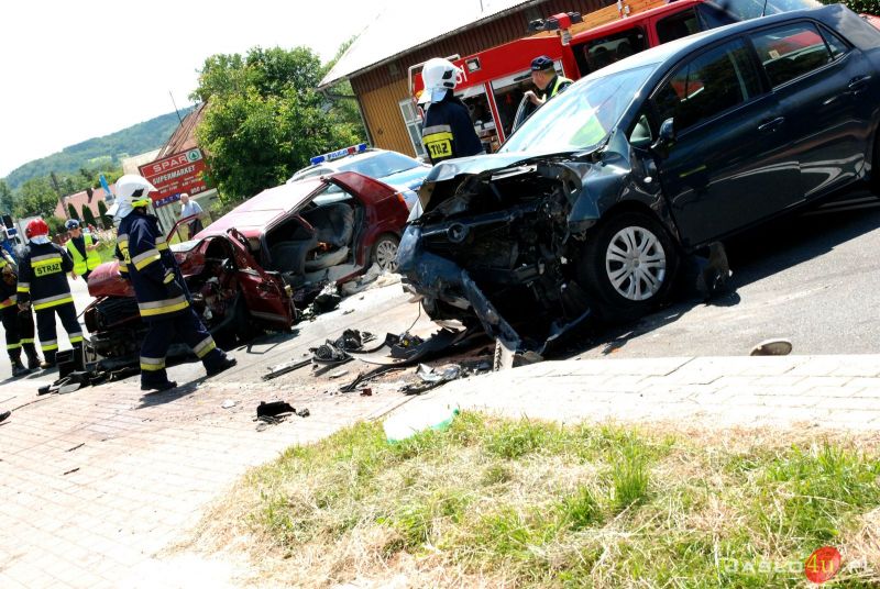 Czołowe zderzenie się "osobówek" w Kołaczycach