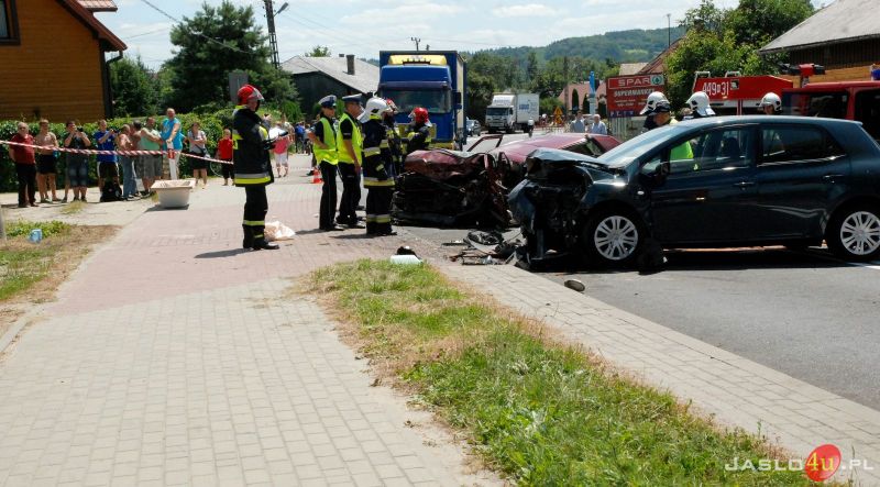 Czołowe zderzenie się "osobówek" w Kołaczycach