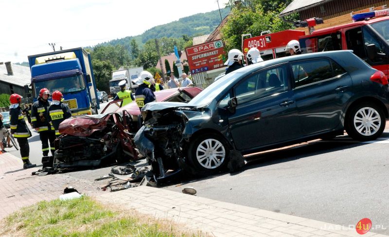 Czołowe zderzenie się "osobówek" w Kołaczycach