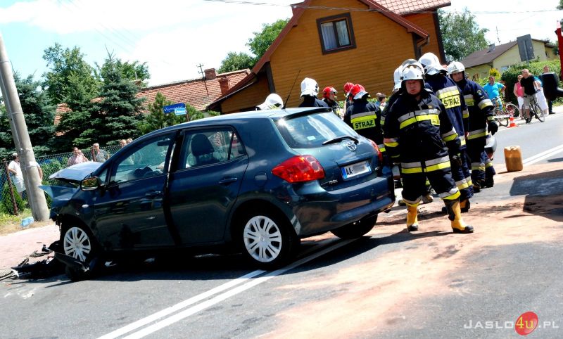 Czołowe zderzenie się "osobówek" w Kołaczycach