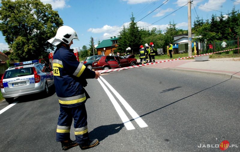 Czołowe zderzenie się "osobówek" w Kołaczycach