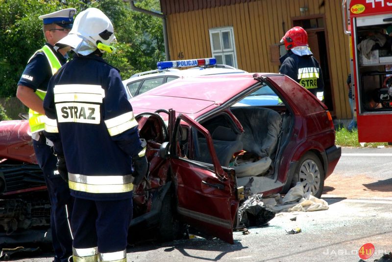 Czołowe zderzenie się "osobówek" w Kołaczycach