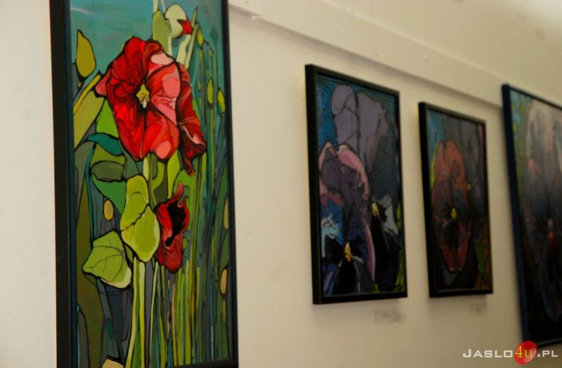 Opowiada o kwiatach malarskim językiem - wernisaż Magdaleny Florczyk