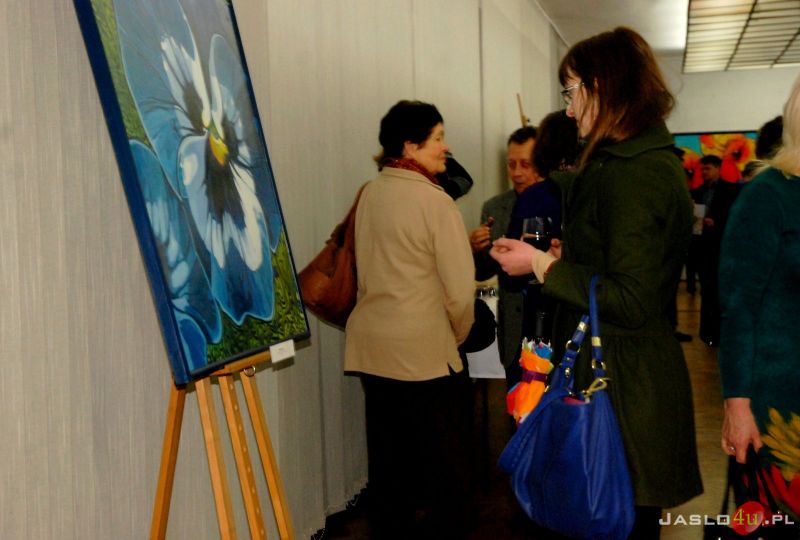 Opowiada o kwiatach malarskim językiem - wernisaż Magdaleny Florczyk