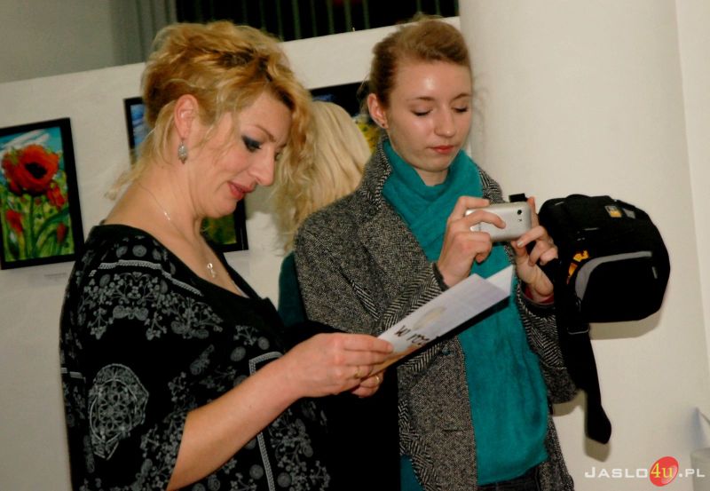 Opowiada o kwiatach malarskim językiem - wernisaż Magdaleny Florczyk