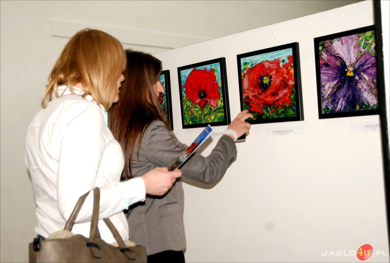 Opowiada o kwiatach malarskim językiem - wernisaż Magdaleny Florczyk