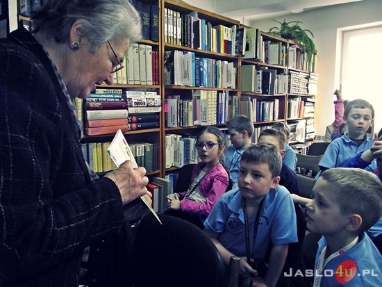 Maria Tomasik w jasielskiej bibliotece pedagogicznej