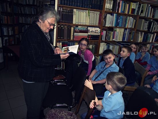 Maria Tomasik w jasielskiej bibliotece pedagogicznej