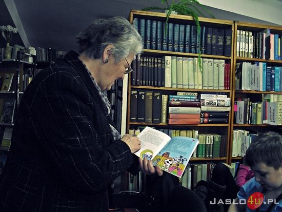 Maria Tomasik w jasielskiej bibliotece pedagogicznej