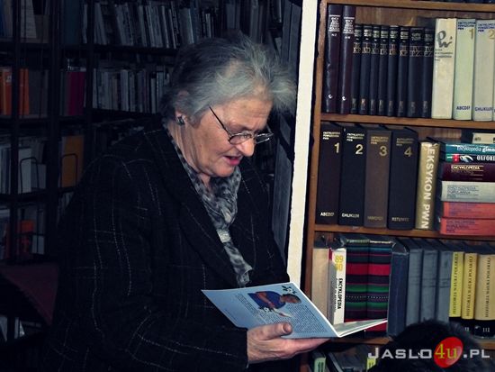 Maria Tomasik w jasielskiej bibliotece pedagogicznej